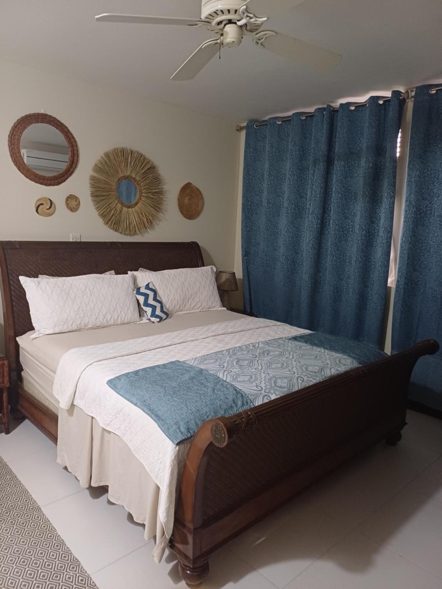 Royal At Courtleigh Towers Apartment Кингстън Екстериор снимка