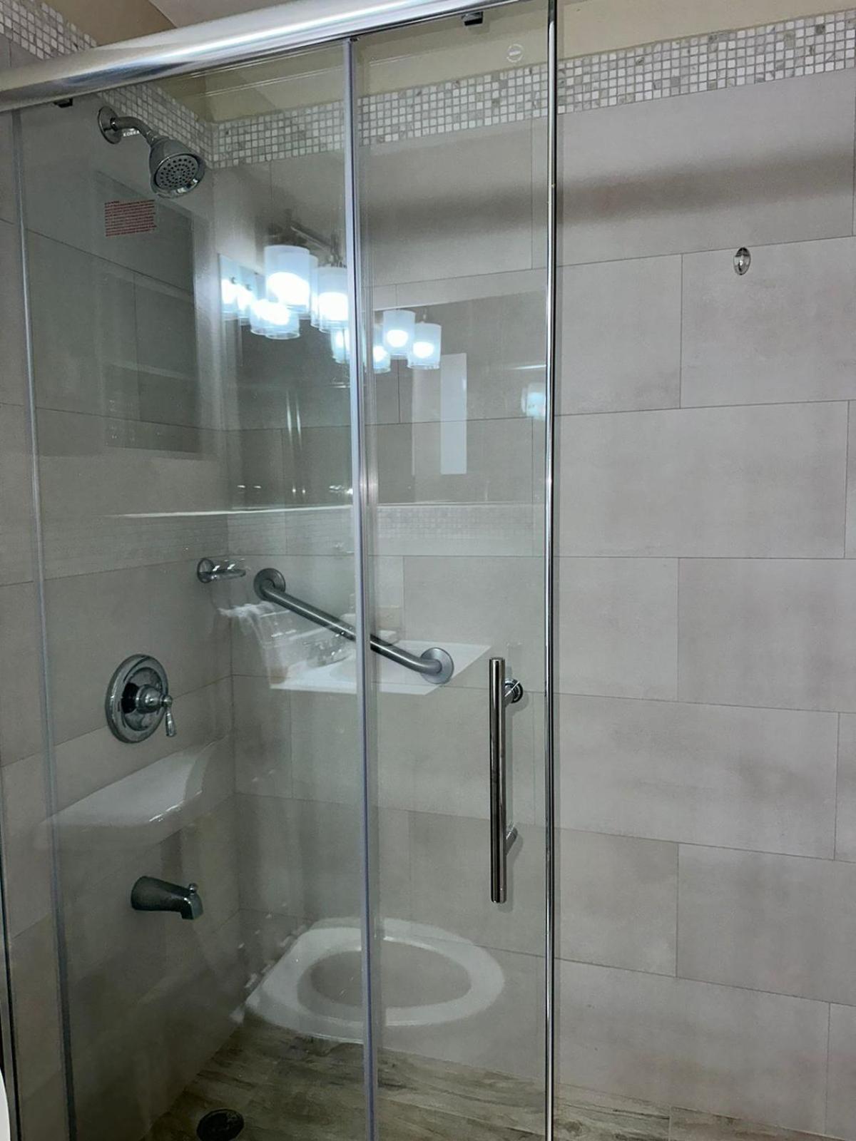 Royal At Courtleigh Towers Apartment Кингстън Екстериор снимка