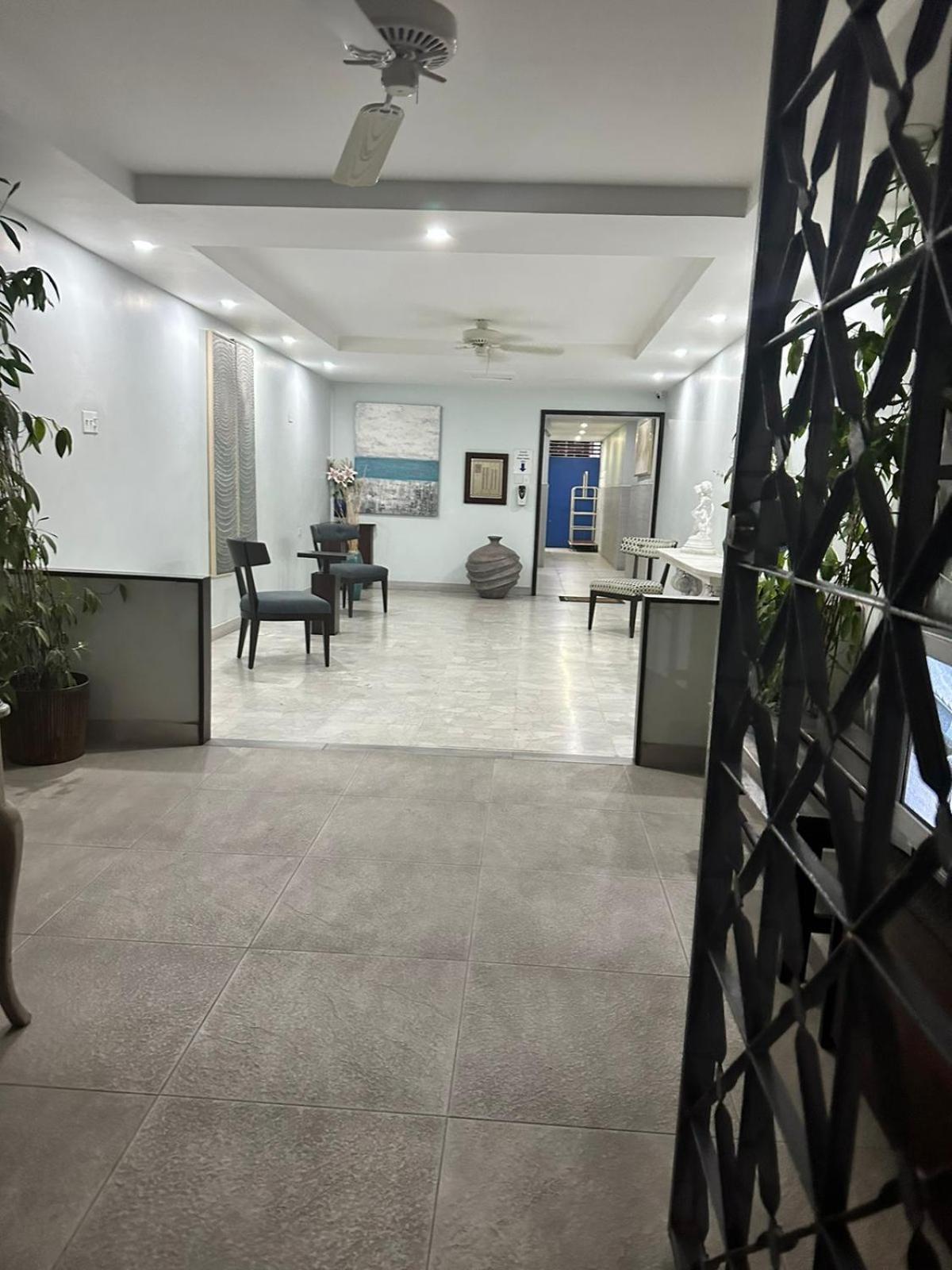 Royal At Courtleigh Towers Apartment Кингстън Екстериор снимка