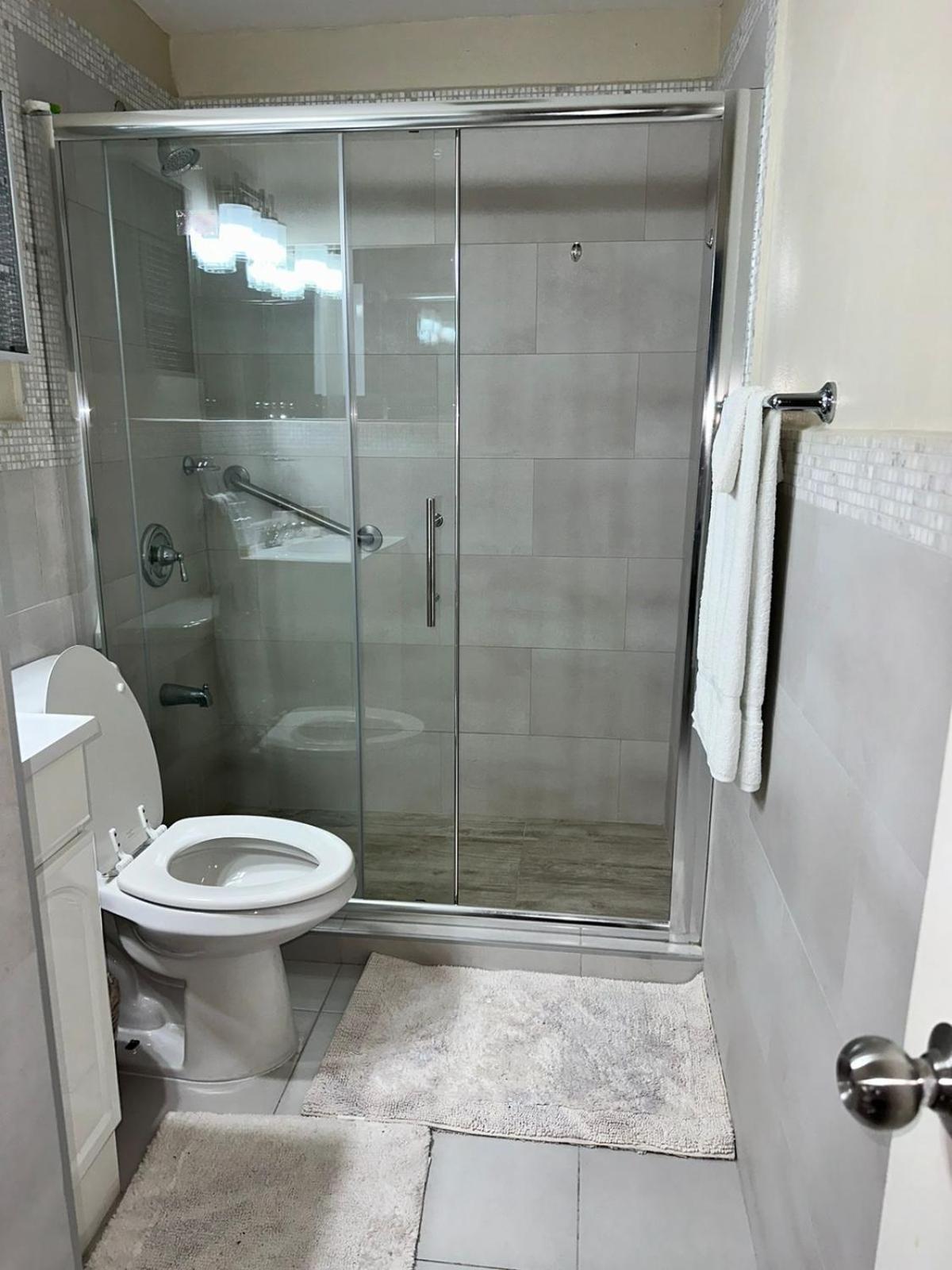 Royal At Courtleigh Towers Apartment Кингстън Екстериор снимка