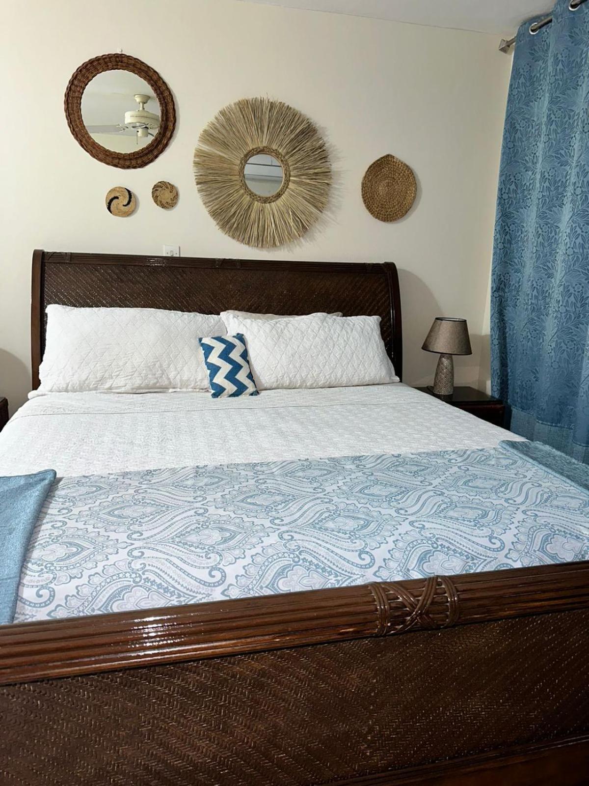 Royal At Courtleigh Towers Apartment Кингстън Екстериор снимка